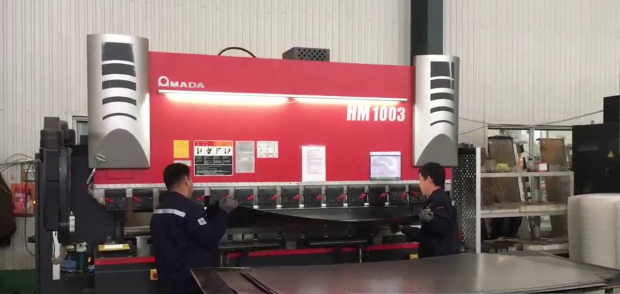 AMADA HM1003 CNC press brake bending sheet